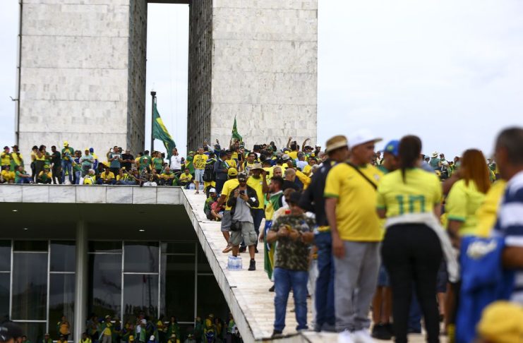 Manifestantes invadem Congresso, STF e Palácio do Planalto.