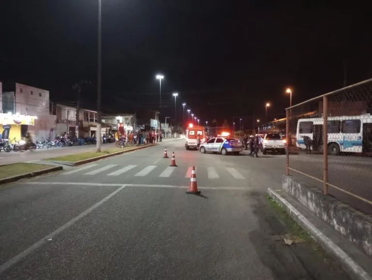 Motociclista morre após se envolver em acidente com ônibus