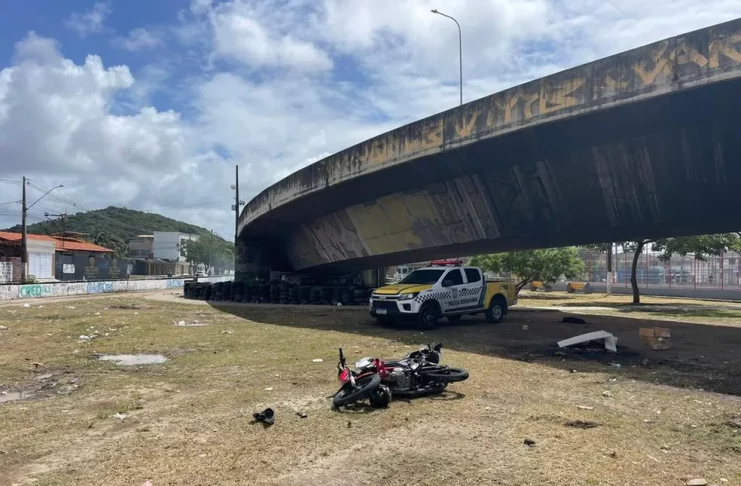 Motociclista cai da ponte Aracaju-Barra após bater em mureta de proteção — Foto: CPTran/SE