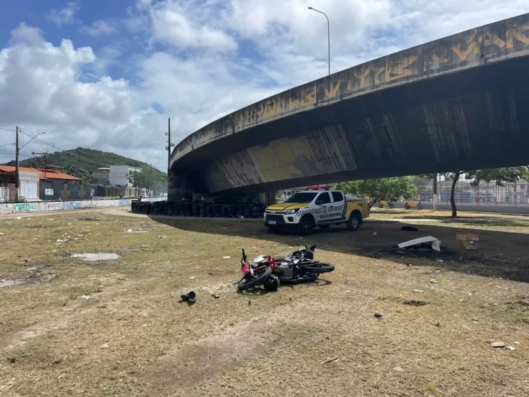 Motociclista cai de ponte após bater em mureta de proteção