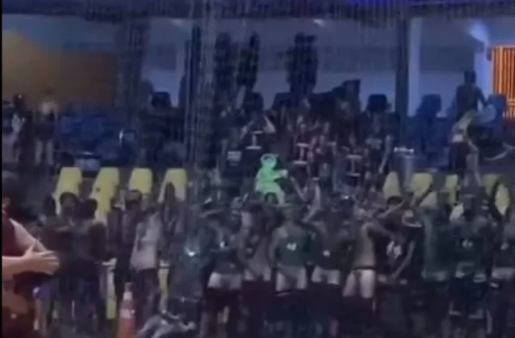 Alunos de medicina ficam nus e simulam masturbação durante jogo de vôlei feminino