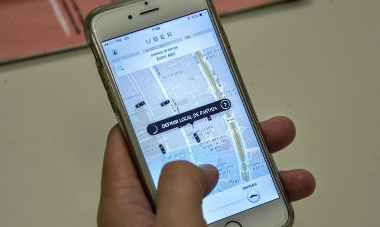 Justiça do Trabalho decide que Uber deverá assinar a carteira dos motoristas