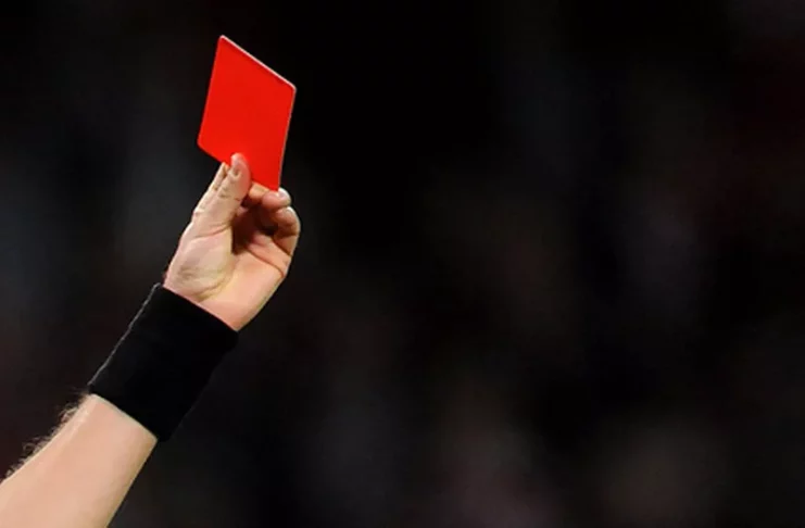 Imagem de árbitro aplicando cartão vermelho — Foto: Globoesporte.com