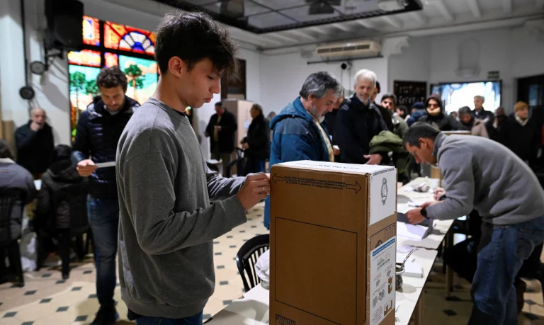 Argentinos vão às urnas para escolha de presidente