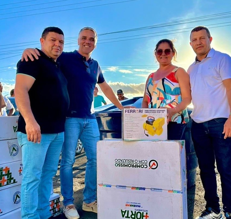 Fábio Reis entrega kits de irrigação a pequenos produtores em Boquim