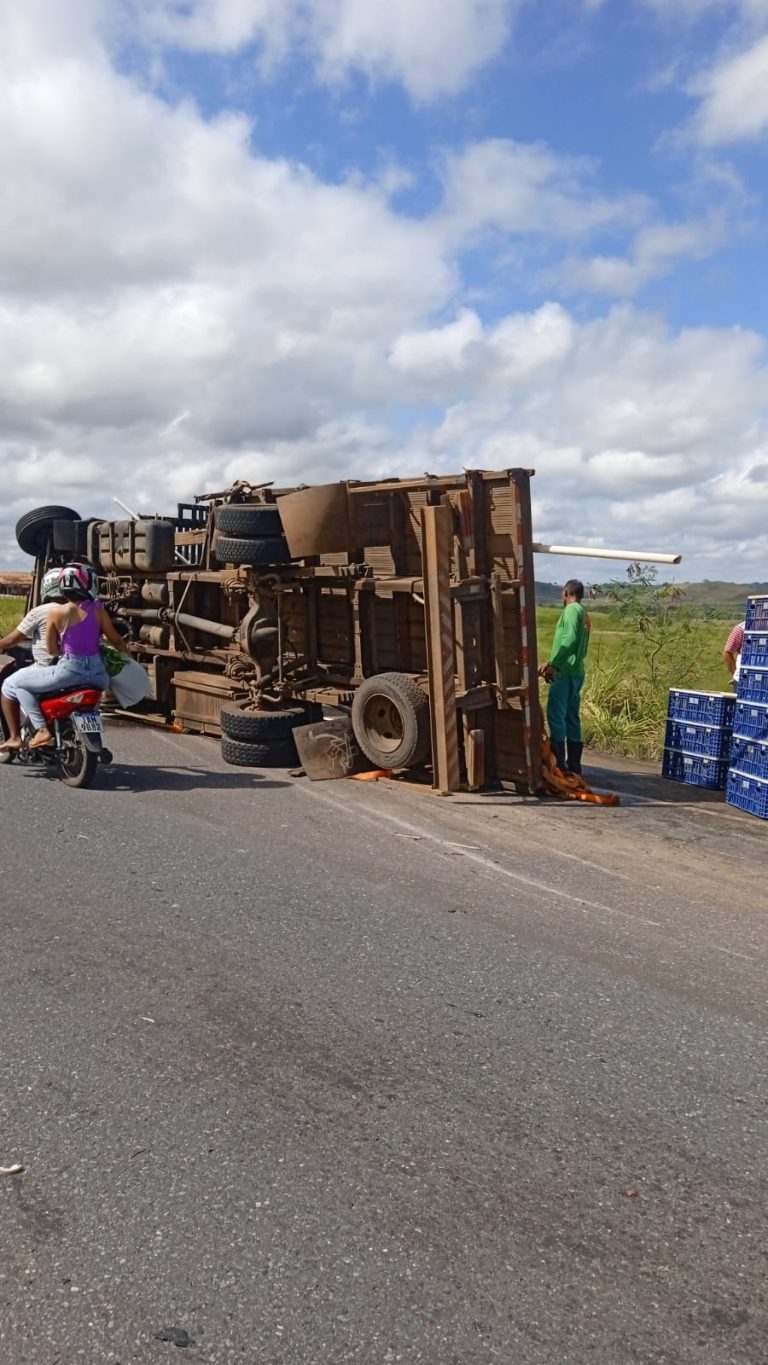 Vídeo: Acidente entre carro e caminhão é registrado entre Lagarto e Simão Dias