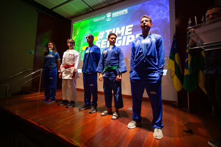 Governo entrega uniformes e apresenta logística de viagem para os Jogos Escolares Brasileiros
