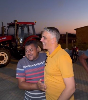 Fábio Reis entrega trator e implementos agrícolas em Feira Nova