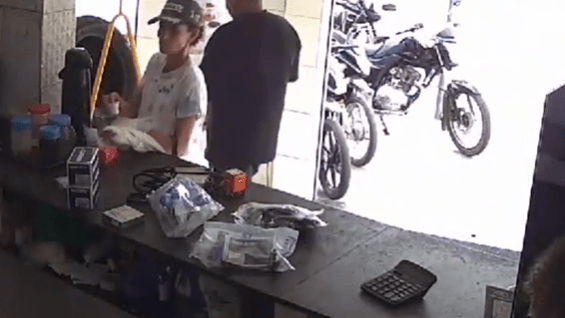 Mulher furta objetos de loja automotiva em Lagarto