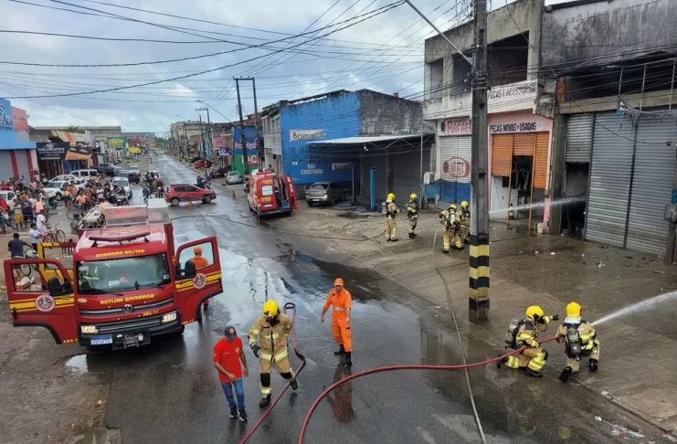 Incêndio em avenida de Aracaju — Foto: CBM-SE