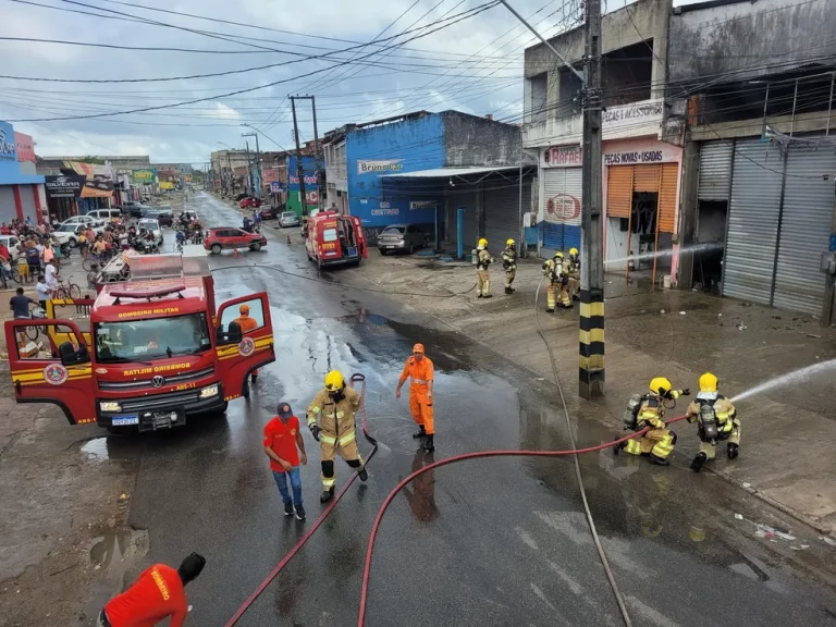 Oficina mecânica é destruída após incêndio em Aracaju