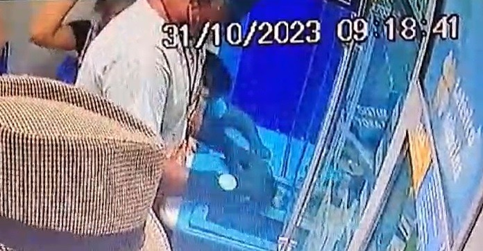 Vídeo: Homem leva R$ 300 esquecido por idosa em casa lotérica