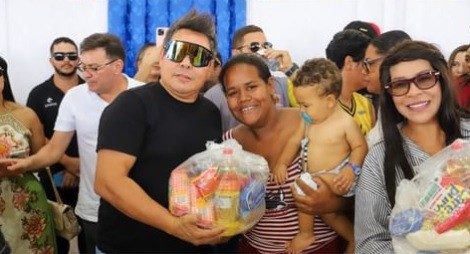 Banda Calcinha Preta cumpre promessa e doa cestas básicas em Simão Dias