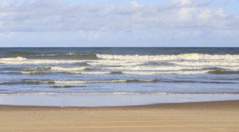 Praia da Aruana, em Aracaju, já está própria para banho, informa Adema
