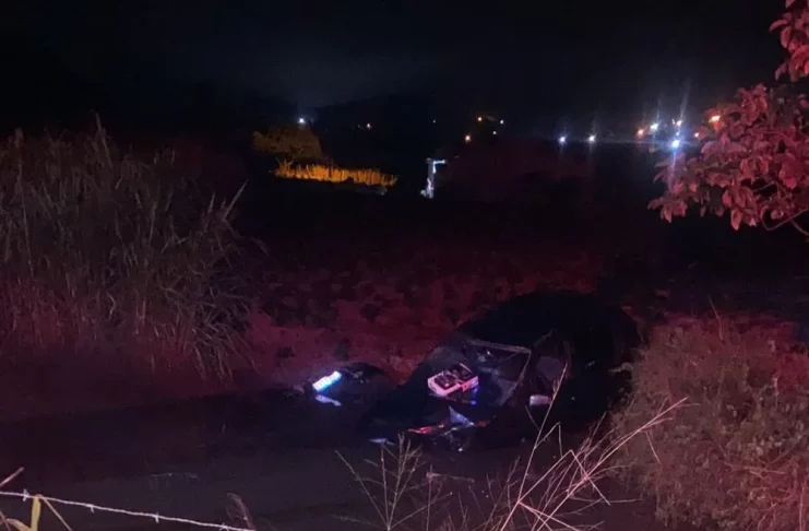 Carro caiu em tanque — Foto: BPRv/SE