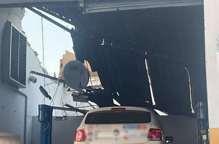 Teto de oficina desaba em Aracaju — Foto: Lays Rocha/TV Sergipe