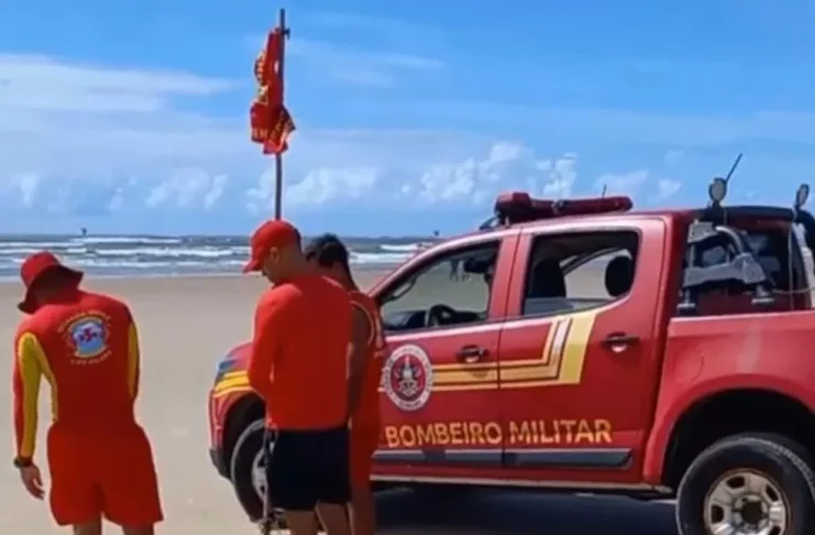 Corpo de Bombeiros em praia de Aracaju — Foto: Corpo de Bombeiros/arquivo