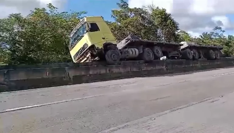 Motorista perde controle e bate carreta em mureta central da BR-101