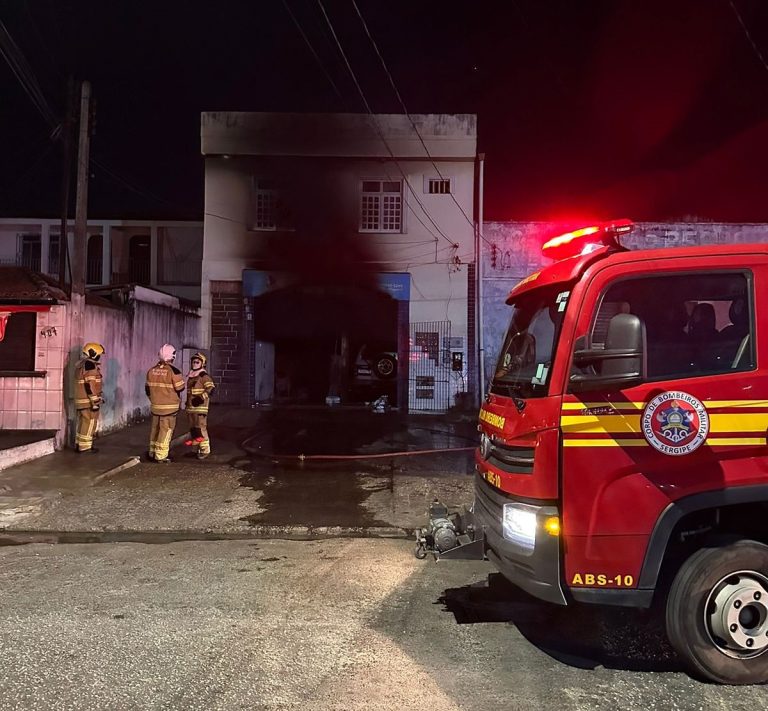 Veículo pega fogo dentro de oficina