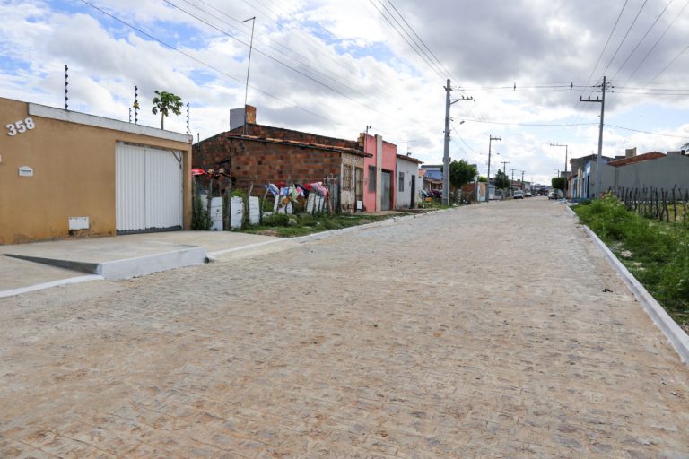 Prefeitura entrega calçamento no Bairro Ademar de Carvalho