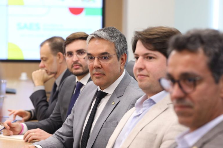 Sérgio Reis participa de reunião em prol da UPA 24H em Lagarto