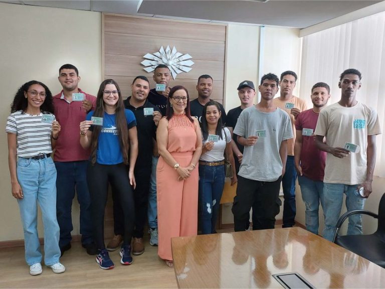 Beneficiários do programa CNH Social recebem carteiras de habilitação