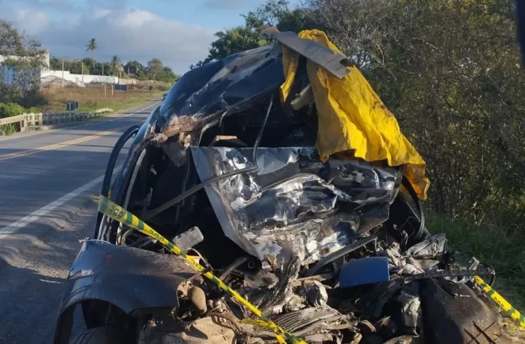 O carro ficou destruído após a colisão com um caminhão em Itabaiana (SE) — Foto: Redes sociais