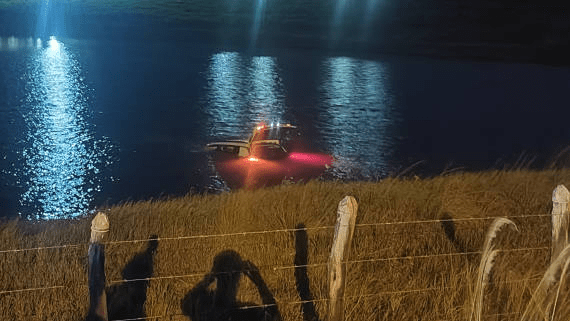 Veículo sai da pista e cai em tanque em Campo do Brito