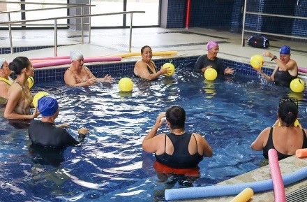 Simão Dias inicia fisioterapia aquática com grupo de idosos