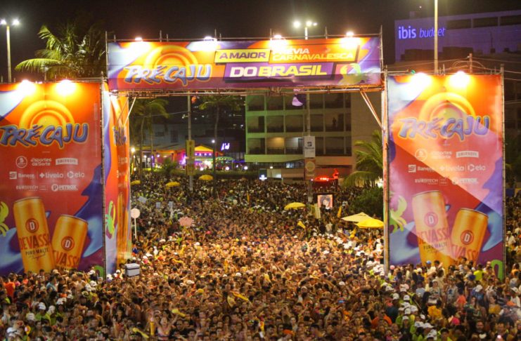 Milhares de pessoas vieram dos mais diversos estados para curtir a maior prévia carnavalesca do Brasil / Foto: Arthuro Paganini