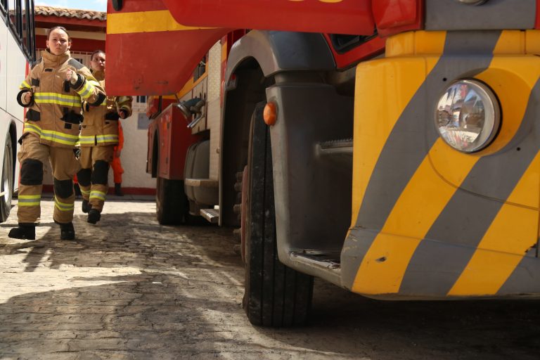 Luzes natalinas demandam cuidados para evitar acidentes e incêndios