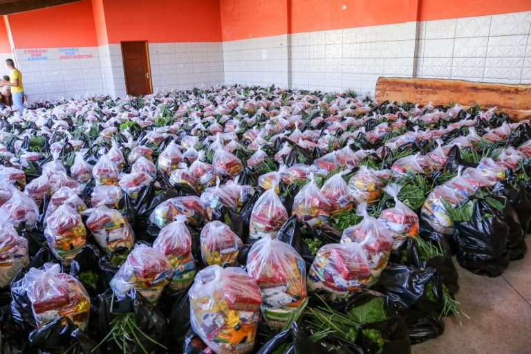 Prefeitura de Lagarto entrega alimentos no povoado Jenipapo