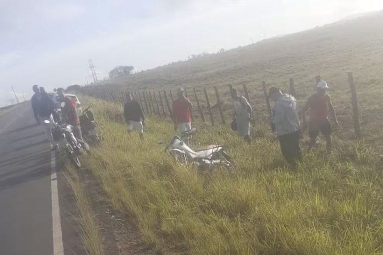 Mulher fica ferida após cair de moto em Campo do Brito