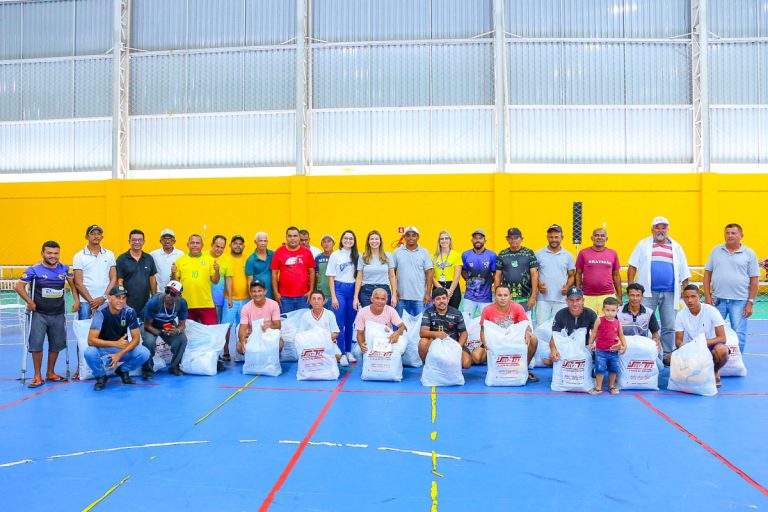 Prefeitura entrega kits esportivos para equipes de futebol amador