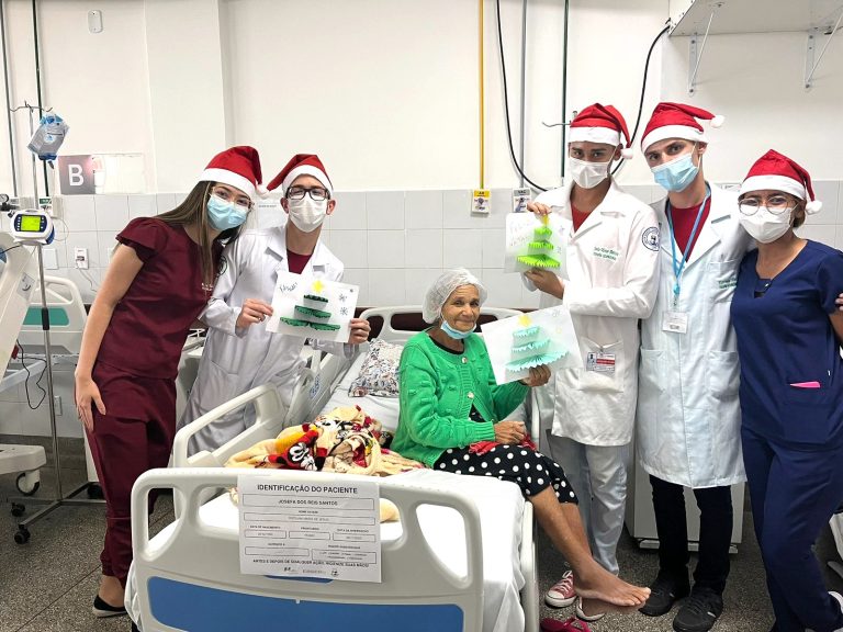 Pacientes do HUL vivenciam clima natalino em oficina lúdica e terapêutica