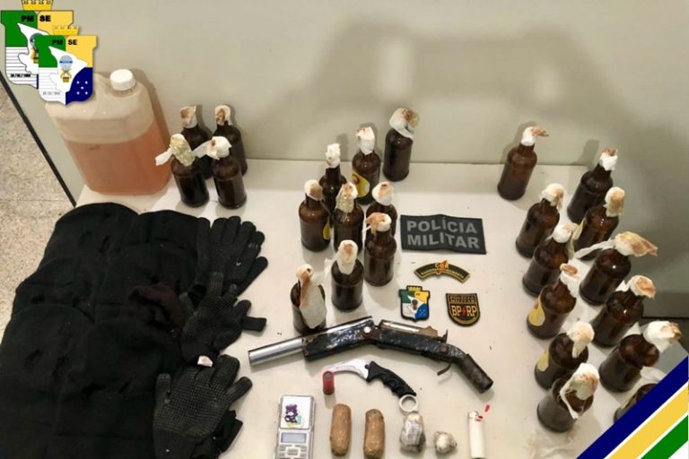 PM impede tentativa de ação criminosa e apreende várias armas