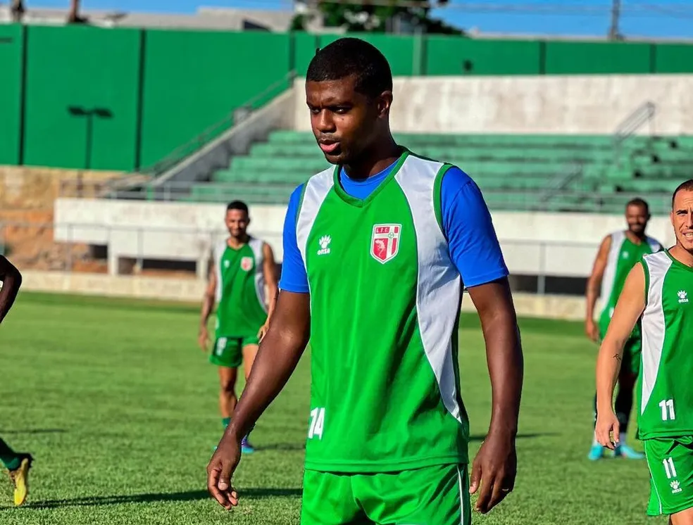 Zagueiro Hugo em treino do Lagarto — Foto: Mirella Vieira/Lagarto FC