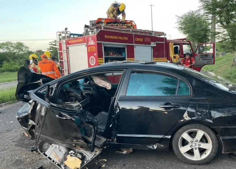 Duas pessoas ficam feridas após carro bater em árvore