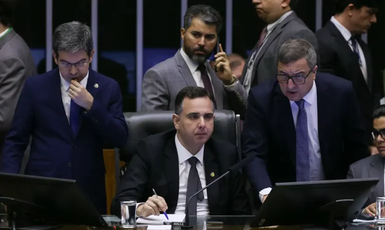 Congresso aprova novo salário mínimo e fundo eleitoral bilionário