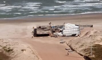 Estrutura de palco desaba na Orla de Atalaia