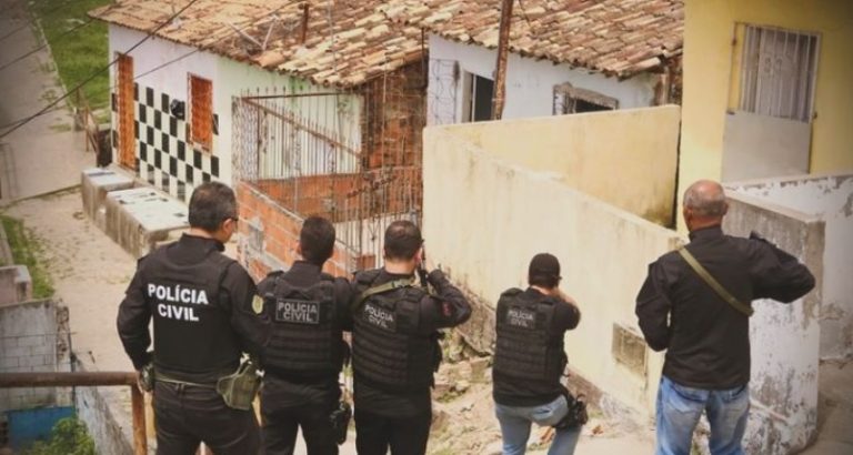 PC prende em flagrante dois suspeitos por invasão e roubo em Simão Dias