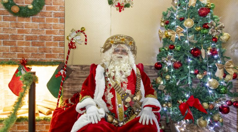 Papai Noel nordestino encanta crianças e adultos na Vila do Natal Iluminado