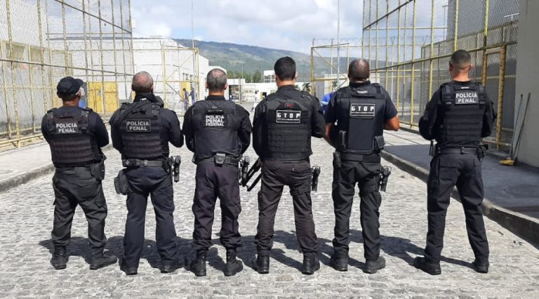 Policiais penais federais revistam o Presídio de Tobias Barreto