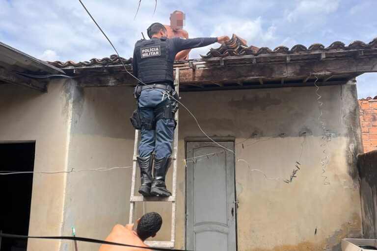 Polícia Militar resgata idoso de 78 anos de telhado na cidade de Itabaiana