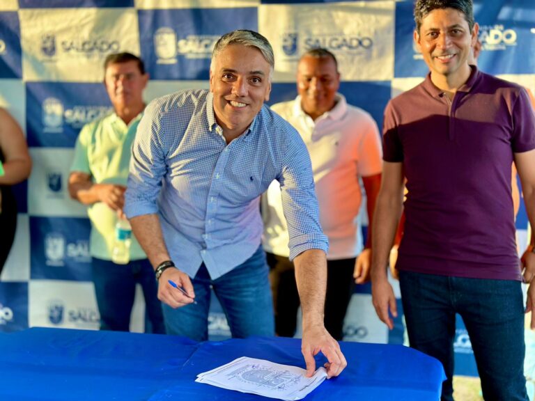 Fábio Reis assina ordem para construção de estádio em Salgado