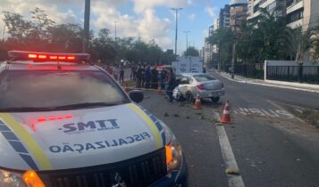 Condutor morre após se chocar com base de semáforo na Av. Beira Mar *Foto: SMTT)