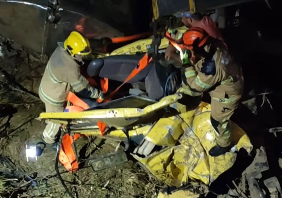 Equipes do Corpo de Bombeiros retiraram o corpo do adolescente do caminhão — Foto: Arquivo pessoal