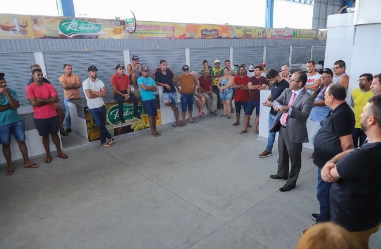Prefeito de Simão Dias dialoga com os comerciantes do Mercado Municipal