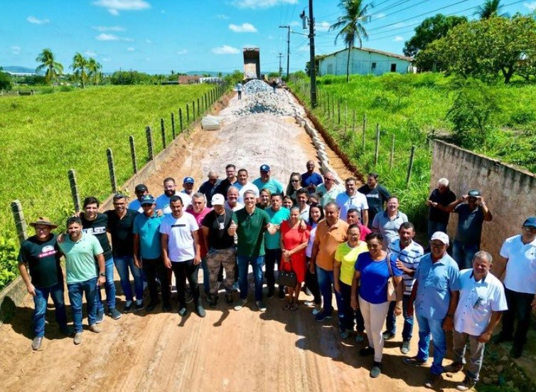Fábio Reis assina ordem de serviço para pavimentação em Lagarto