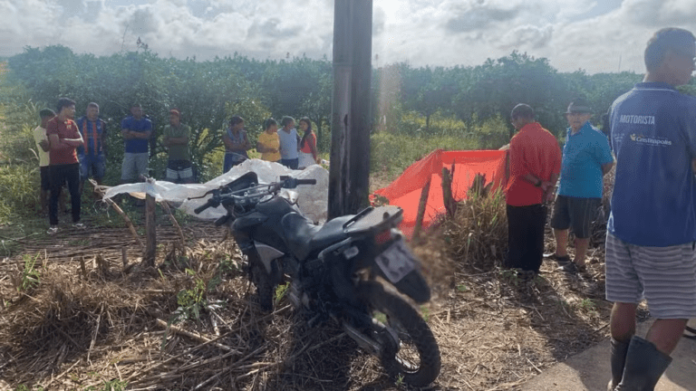 Dois jovens morrem após motocicleta colidir  contra poste